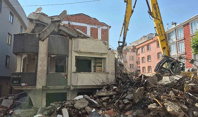 Avcılar'da kentsel dönüşüm kapsamında gerçekleştirilen yıkım kontrolden çıktı