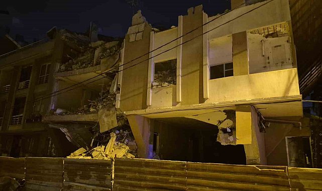 Avcılar'da kentsel dönüşüm kapsamında yıkımına başlanan bina böyle çöktü