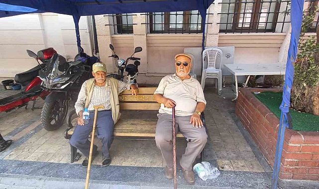 Aydın'da termometreler 39'u gösterdi, vatandaşlar gölgeye sığındı