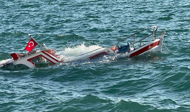 Ayvalık'ta demirli olan balıkçı teknesi su alarak battı