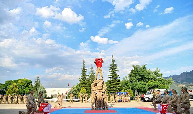 Bakan Göktaş, Tunceli'de Kıbrıs gazisiyle görüştü, jandarmanın kuruluş yıldönümüne katıldı