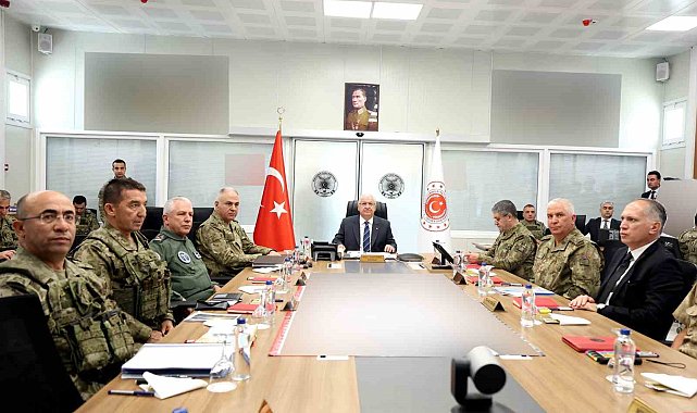 Bakan Güler İran sınır hattında incelemelerde bulundu