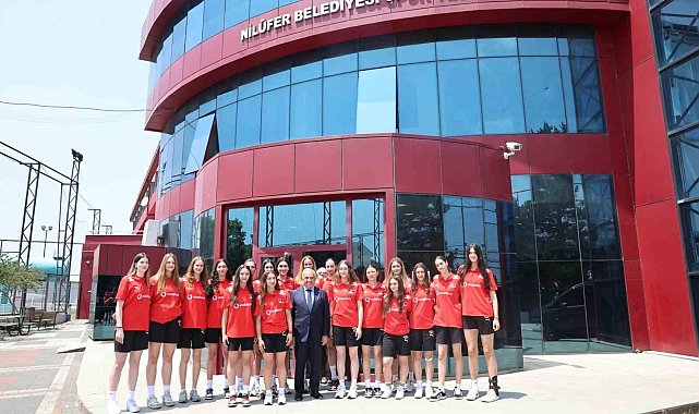 Başkan Şadi Özdemir'den genç voleybolculara motivasyon ziyareti