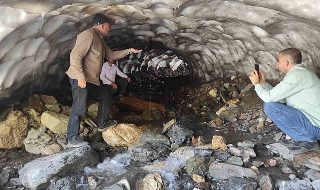 Batman'da sıcaktan bunalan vatandaşlar soluğu kar tünellerinde alıyor