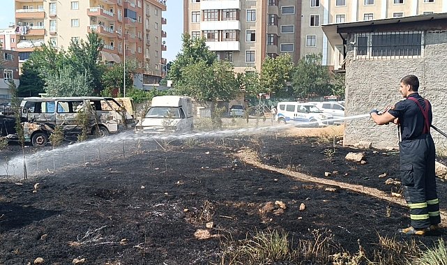 Batman'da terk edilmiş araçlar alev alev yandı, tır son anda kurtarıldı