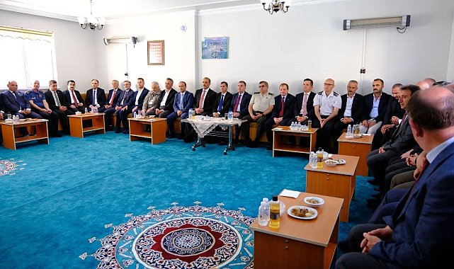 Bayburt'ta vatandaşlar ve protokol üyeleri geleneksel bayramlaşma programında bayramlaştı