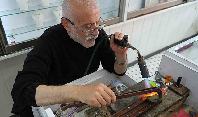 Bayburt'un tek gümüş işleme ustası babasından kalan mesleği çeyrek asrı aşkın zamandır sürdürüyor