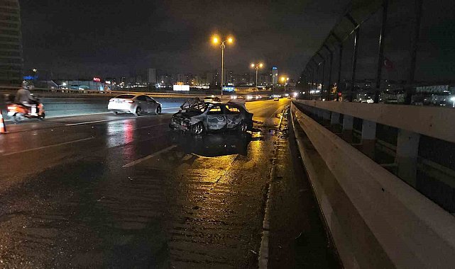 Bayrampaşa'da yayaya çarpmamak için bariyerlere vuran araç alev alev yandı