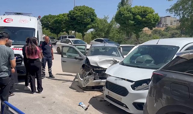 Besni'de iki otomobil çarpıştı: 3 yaralı