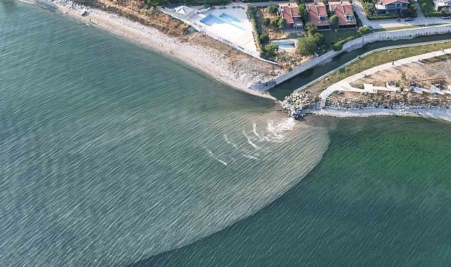 Beylikdüzü'nde denize karışan kanalizasyon suyu nedeniyle deniz kahverengine döndü