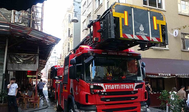 Beyoğlu'nda 7 katlı iş yerinde korkutan yangın