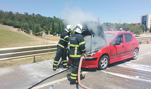 Bilecik'te otomobilin motor kısmında çıkan yangını itfaiye ekipleri söndürdü