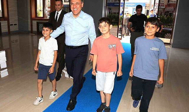 Bingöl Valisi Usta, çocukları makam arabasına aldı, makamında ağırladı