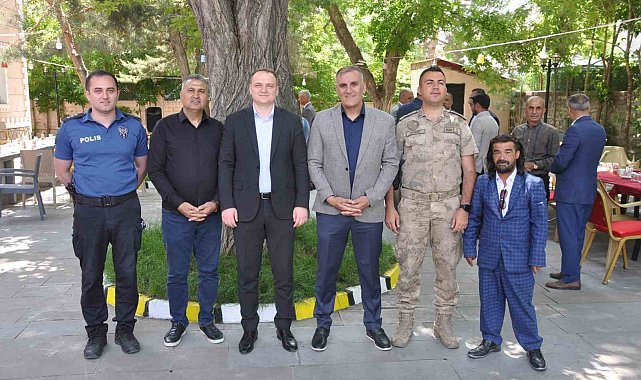 Bulanık'ta protokol halkla bayramlaştı