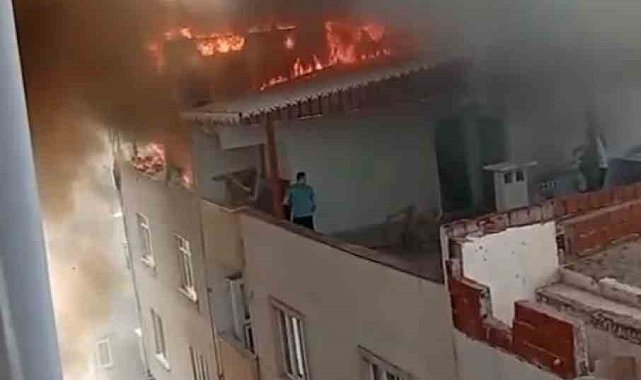 Bursa'da 3 katlı binanın çatı katı alev alev yandı