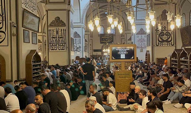 Bursa'da binlerce vatandaş Kurban Bayramı'nda Ulu Cami'ye akın etti