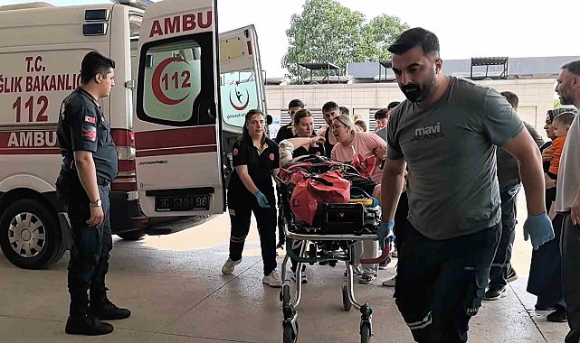 Bursa'da otomobile çarpan motosikletliler ağır yaralandı