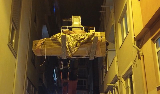 Cenazeyi vinçle taşıdılar
