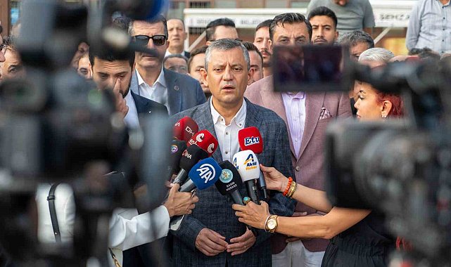 CHP Genel Başkanı Özel bayram namazını Manisa'da kıldı