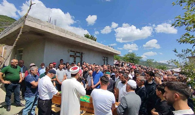 Çöken binada hayatını kaybeden kepçe operatörü son yolculuğuna uğurlandı