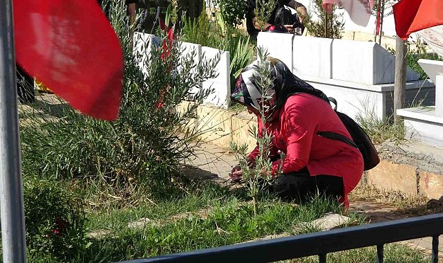 Depremde kaybettikleri yakınlarının mezarlarını ziyaret ettiler