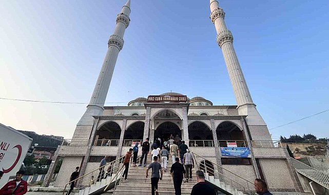 Depremin vurduğu Hatay'da vatandaşlar bayram namazı için camilere akın etti