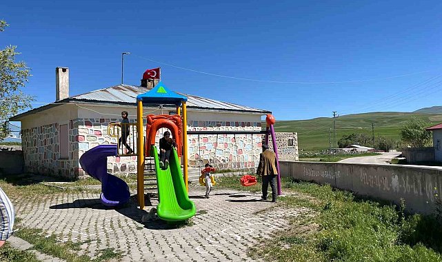 Diyadin'de köy halkı deprem riski nedeniyle kapatılan okulunu geri istiyor