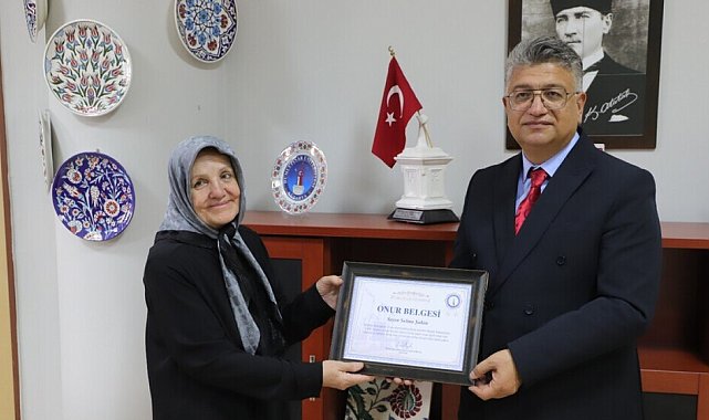 DPÜ Rektörü Kızıltoprak'tan, 72 yaşındaki MYO Mezunu Selma Şahin'e onur belgesi