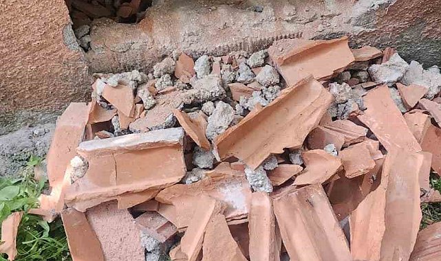Duvarın içinde mahur kalan kedi itfaiye ekipleri tarafından kurtarıldı