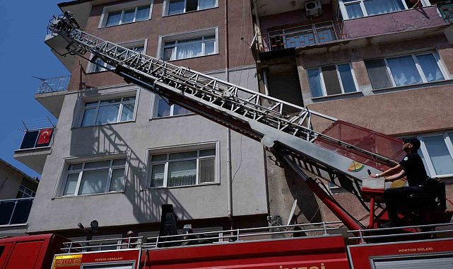 Edirne'de yangında evlerinde mahsur kalan 2 kişi ekiplerce kurtarıldı