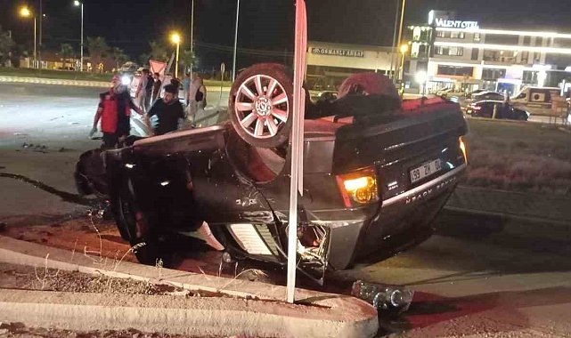Edremit Zeytinli'de akıllı kavşakta kaza: 2 kişi yaralandı