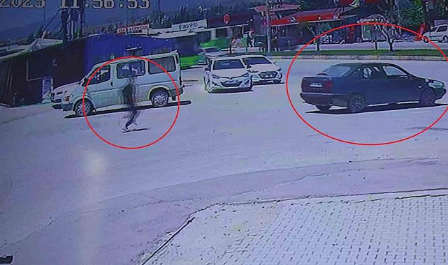 El frenini çekmeyi unuttuğu aracının peşinden koşsa da çaresiz kaldı, o anlar kamerada