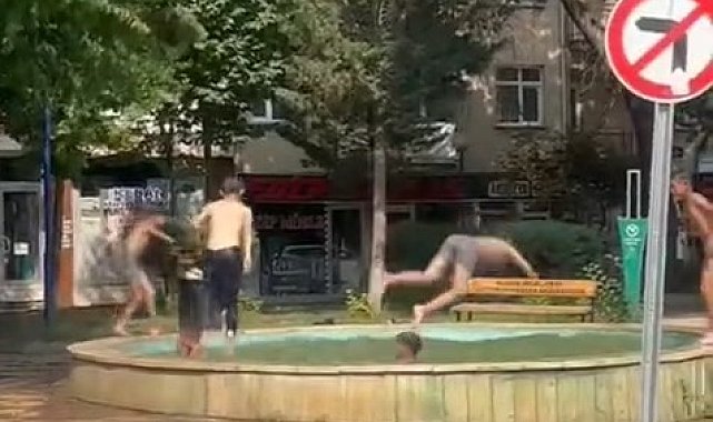 Elazığ'da havalar ısındı, çocuklar süs havuzuna akın etti