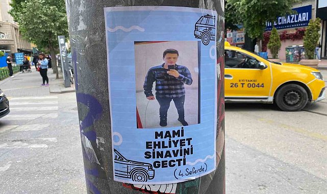 Elektrik direklerine asılan "Ehliyet sınavını geçti" broşürü ilgi çekti