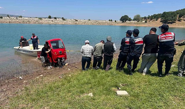 Elektrikli bisikleti baraja düşen vatandaşa Jandarma yardımcı oldu