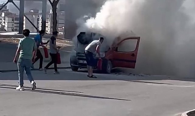 Ereğli'de seyir halinde hafif ticari araç alev alarak yandı
