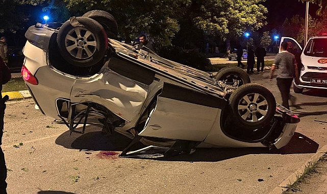 Erzincan'da otomobil ağaca çarptı: 3 yaralı
