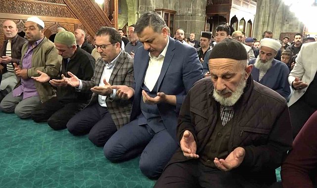 Erzurum'da protokol vatandaşlarla bayramlaştı