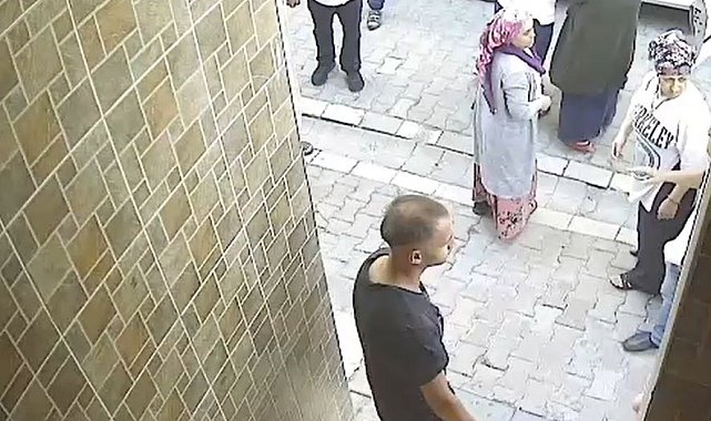 Esenyurt'ta çocukların tartışmasına aileler dahil oldu, ortalık karıştı