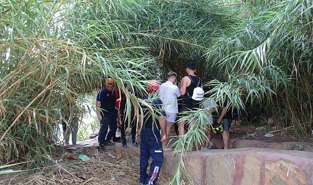 Falezlerden deniz kenarına inip mahsur kalan 3 turist kurtarıldı