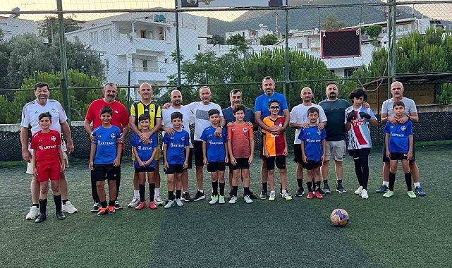 Futbol sahasında Babalar Günü coşkusu