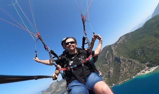 Görme engelli İngiliz turist Babadağ'dan uçtu