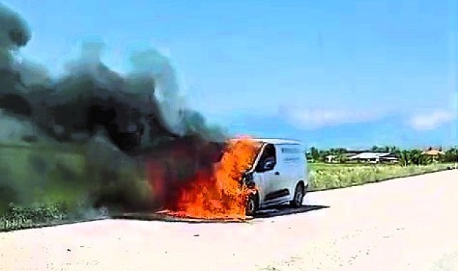 Gübre satmak için mahalleleri dolaşan araç metal yığınına döndü