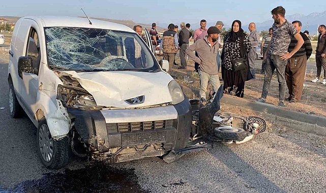 Hafif ticari araçla motosiklet çarpıştı: 1 ağır yaralı