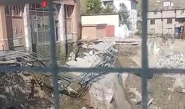 Hakkari'de adliye binasının girişinde çökme