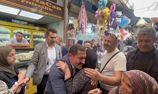 Hatay Valisi Masatlı tarihi Uzun Çarşı'da esnafla son kez bayramlaştı