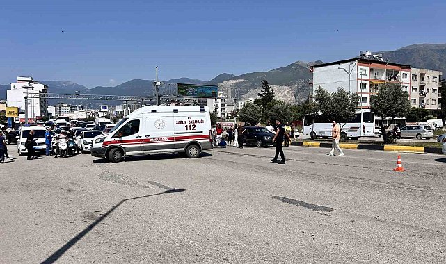 Hatay'da yolun karşısına geçmeye çalışan yaşlı kadına otomobil çarptı