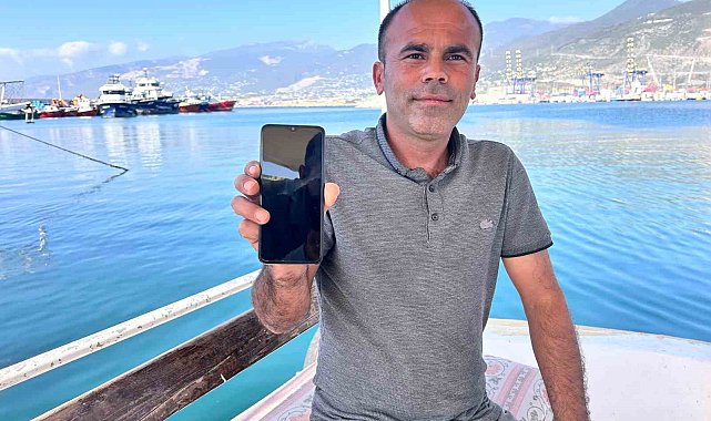 Heyecanla yakaladığı 2 buçuk metrelik devasa köpek balığını denize bıraktı