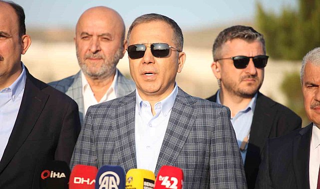 İçişleri Bakanı Yerlikaya bayram namazını Konya'da kıldı
