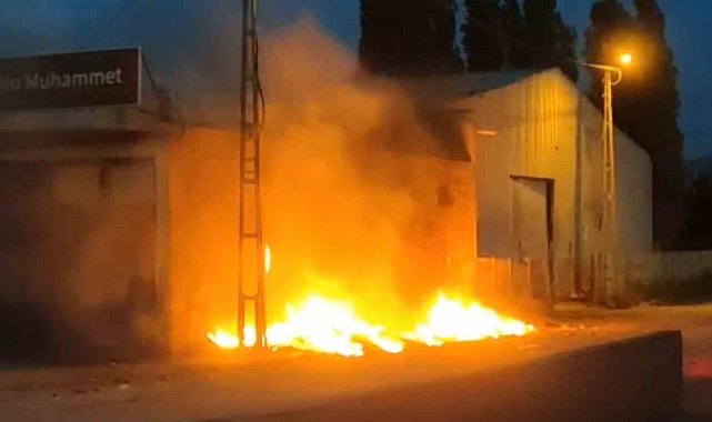 Iğdır'da dökülen çöpler alev aldı, elektrik direği yandı